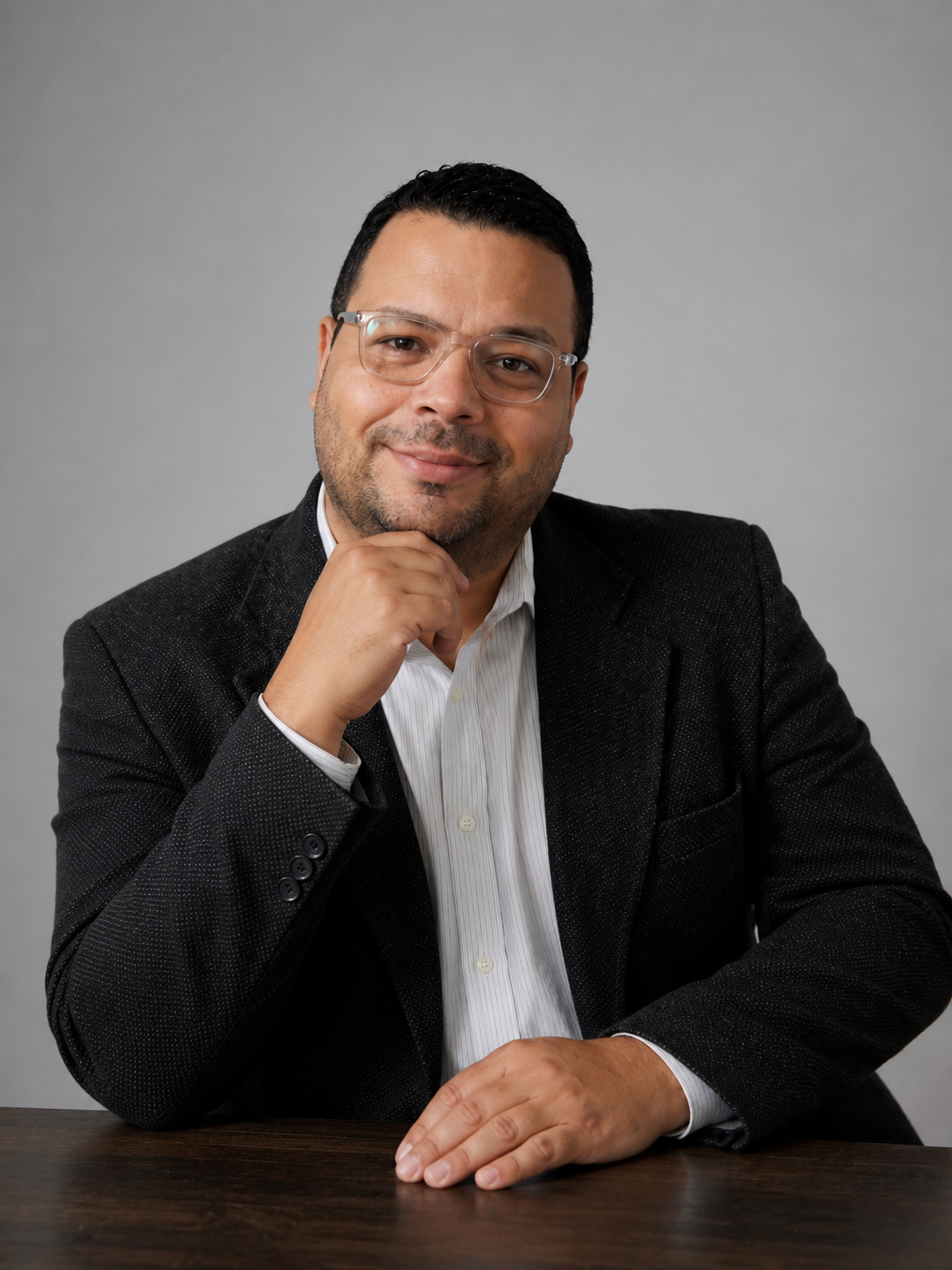 Abogado Rubén Rengel de pie